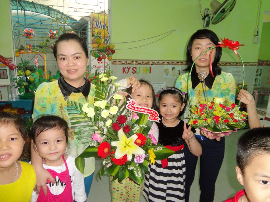 Hình ảnh bé tặng hoa cô giáo