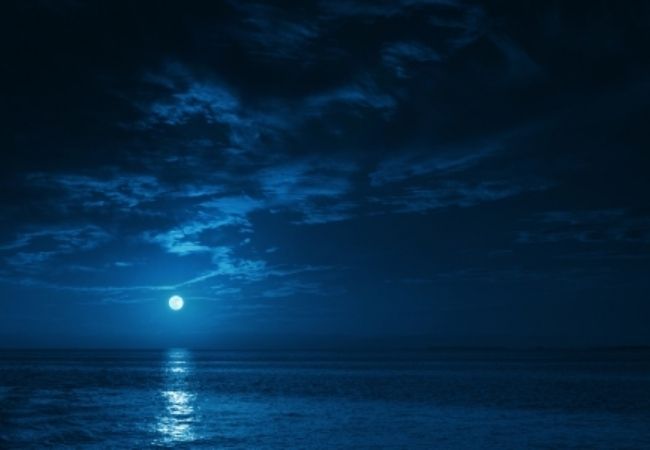 Hình ảnh về bầu trời đêm trên biển