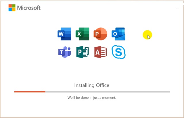 Chờ một vài phút để phần mềm Office 365 miễn phí cài đặt xong